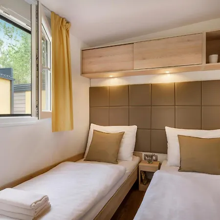 2 Bedroom Stacaravan In Lopar